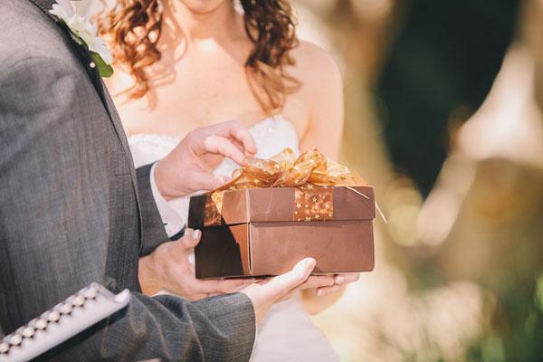 ¿Cómo hacer un regalo de dinero para una boda con sus propias manos?