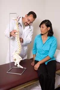 Realización de un ultrasonido de la columna vertebral